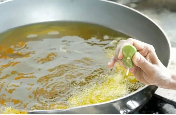 Vì sao nhiều người lại khuyên vắt cốt chanh vào chảo dầu trước khi chiên rán
