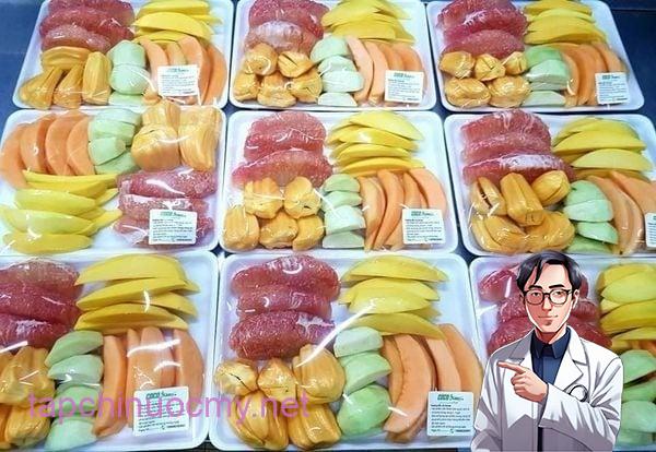 Khi vào cửa hàng, bạn sẽ dễ dàng nhìn thấy khu vực bày bán các loại hoa quả tươi, trong đó có cả những phần hoa quả đã được gọt và thái sẵn. 