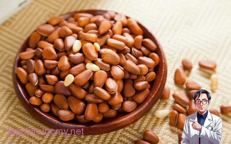 Bạn có thể bổ sung hạt thȏng vào thực ᵭơn bằng cách ăn trực tiḗp, hoặc thêm vào các món ăn khác, tuy nhiên nên ăn với lượng vừa phải, tương ᵭương khoảng 20-30g mỗi ngày (Ảnh minh hoạ)