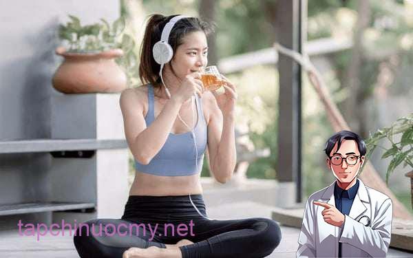 Muốn tăng cường khả năng đốt cháy calo, chị em nên uống trà xanh trước khi tập luyện.