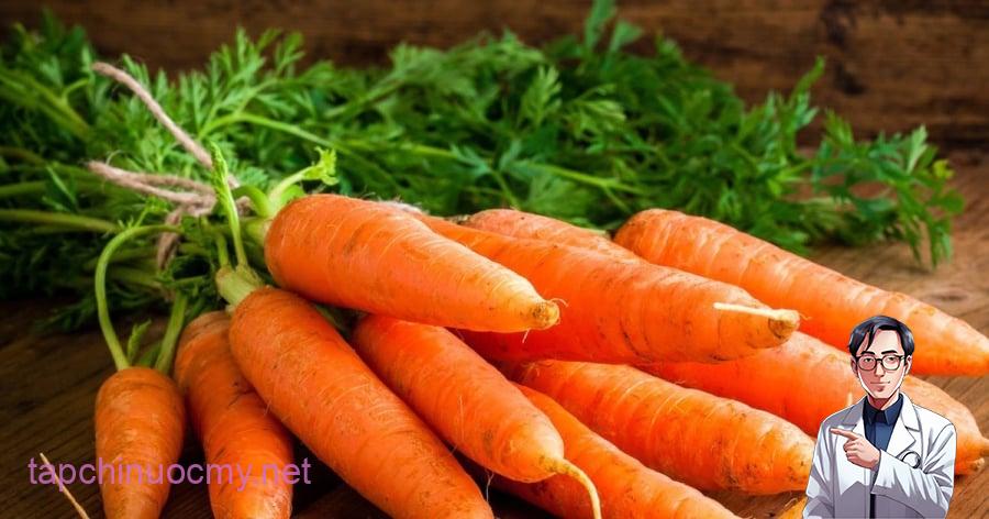 Cà rốt giàu chất xơ hòa tan, đặc biệt là pectin, giúp giảm hấp thu cholesterol tại ruột. 