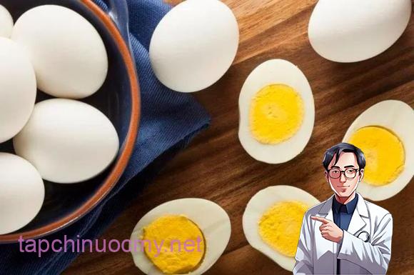 Một số nghiên cứu đăng tải trên các tạp chí y khoa uy tín như BMJ cũng chỉ ra rằng, chỉ cần tiêu thụ 10g trứng mỗi ngày – tương đương khoảng 1/6 quả trứng lớn – nguy cơ mắc bệnh mạch vành có thể tăng tới 54%. 