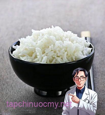 Họ ăn cơm nguội và thêm chút giấm vào cơm