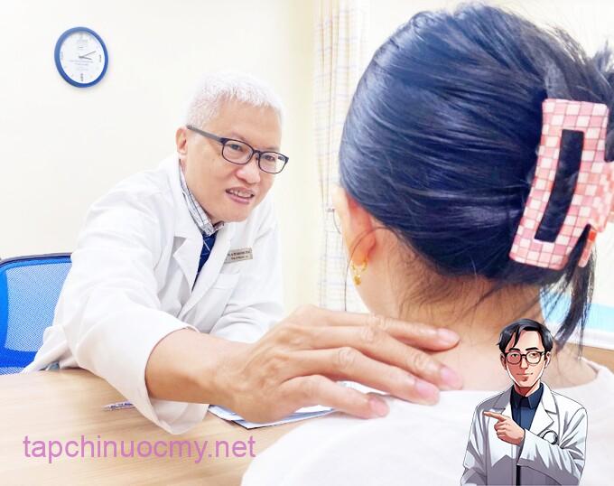 Bác sĩ Trȏng ᵭang khám bệnh cho bé Huyḕn - Ảnh: BVCC.