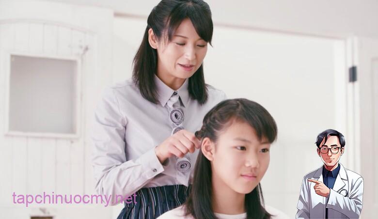 Chị Minh phát hiện bất thường ở vùng cổ của con gái khi tắm, chải tóc cho con - Ảnh minh họa.