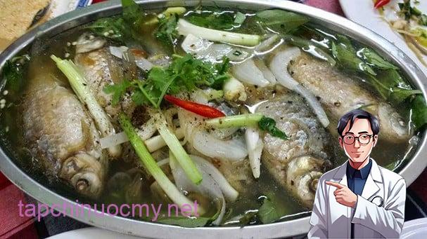 Tỏi tránh kết hợp với cá diếc: Vì có thể làm tăng co giật đường tiêu hóa 