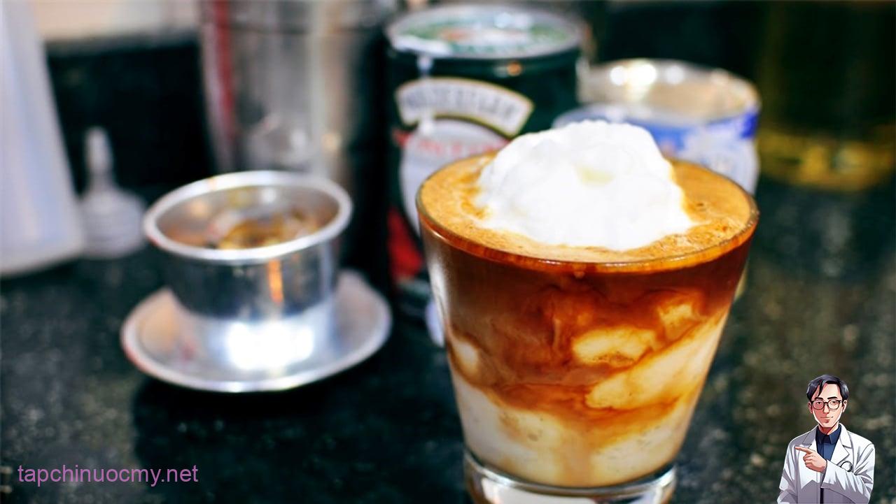 Ngày nay, giới trẻ uống cà phê thường thêm quá nhiều đường sữa và kem béo. Điều này rất không tốt cho sức khỏe. (Ảnh minh họa)