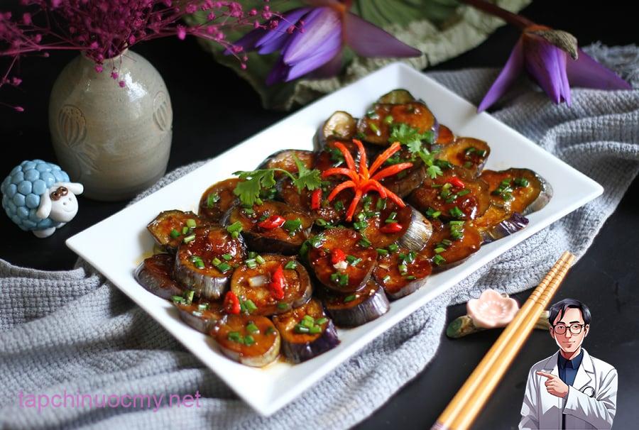 Các hợp chất anthocyanin có trong cà tím có thể cản trở sự hấp thụ sắt của cơ thể, gây khó khăn cho những ai đang bị thiếu máu