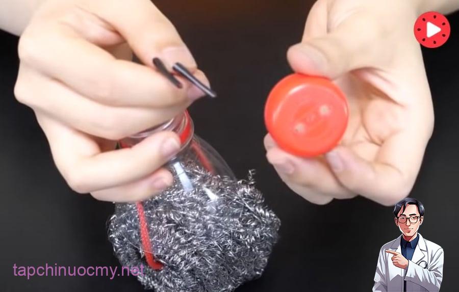 dat-bui-nhui-thep-vao-chai-nhua-04