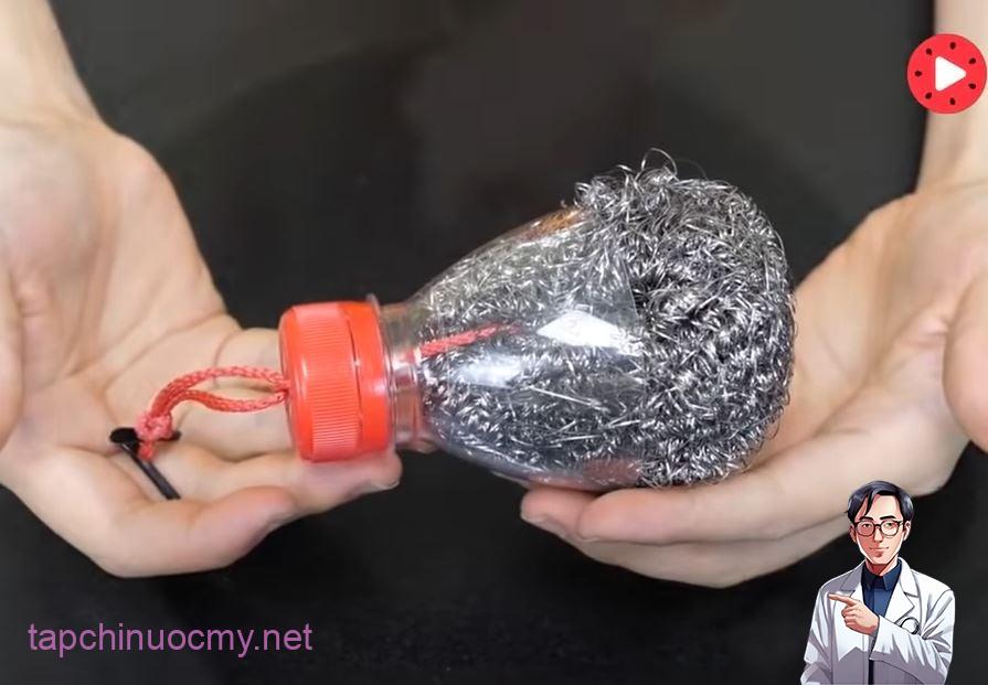 dat-bui-nhui-thep-vao-chai-nhua-05