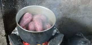 Luộc khoai đừng chỉ dùng nước lạnh, thêm 1 thìa này khoai nhanh chín, ngọt bùi