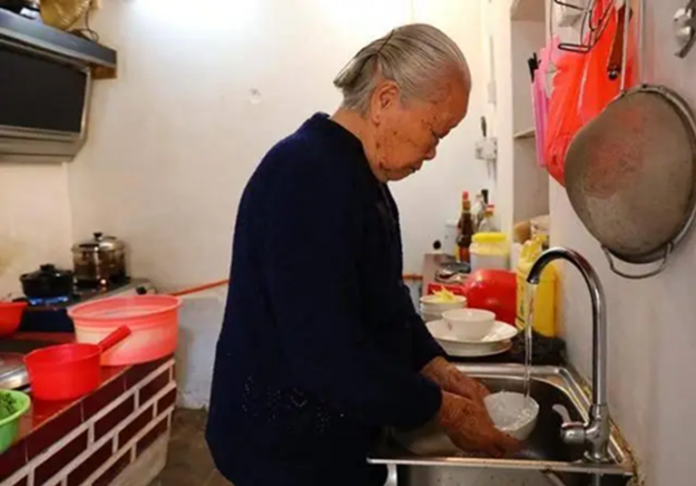 Một người rửa bát, cả nhà mắc bệnh? 4 thói quen rửa bát sai lầm, ai cũng nên bỏ ngay!