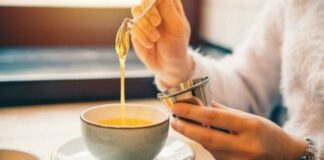 5 lợi ích tuyệt vời khi uống mật ong với nước ấm vào buổi sáng