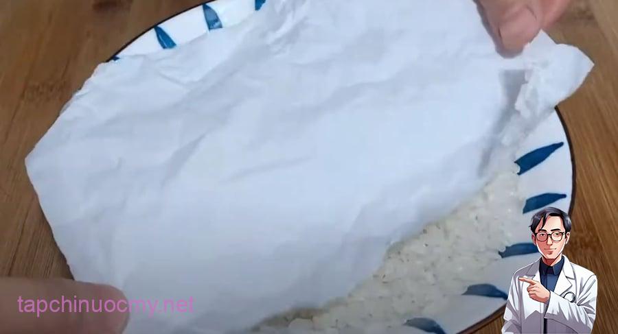 Bạn có thể sử dụng tờ giấy ăn để phân biệt gạo cũ, gạo mới.