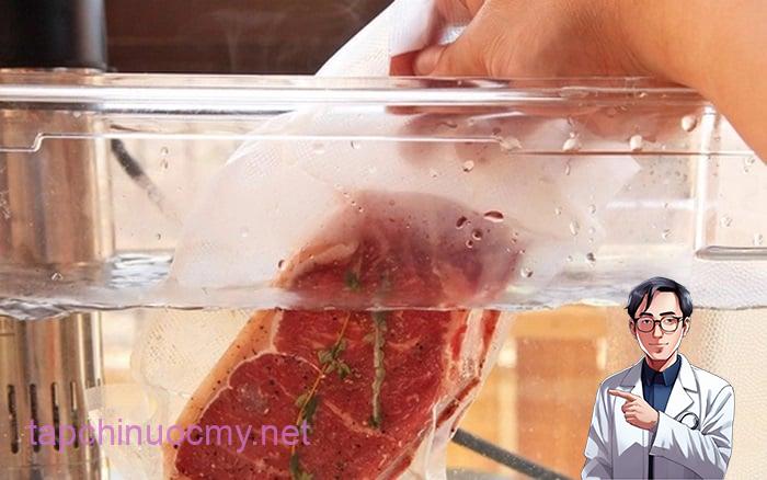 Khi rã đông, nên đặc biệt thận trọng với những thực phẩm dễ hư hỏng như thịt sống hoặc chín, thịt gia cầm và các sản phẩm từ trứng.