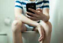 5 tác hại khi dùng điện thoại lúc đi vệ sinh