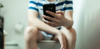 5 tác hại khi dùng điện thoại lúc đi vệ sinh