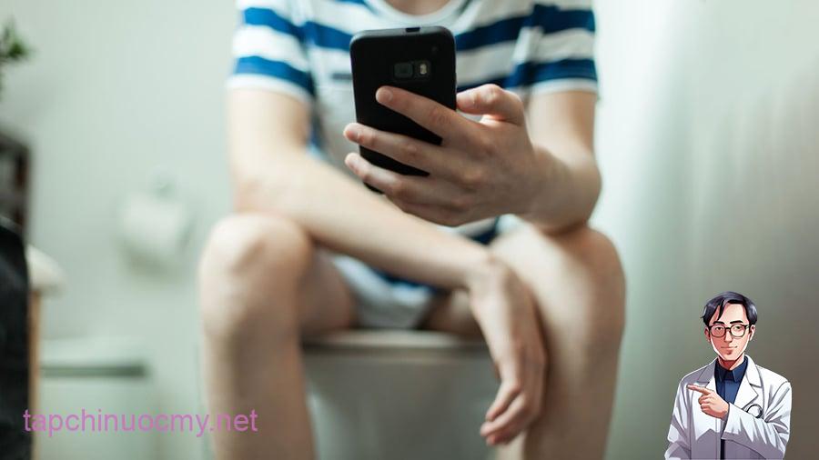 Một bệnh nhân nam 33 tuổi bị sa ruột ra ngoài khi đi vệ sinh do thói quen sử dụng điện thoại trong lúc đi vệ sinh. (Ảnh minh họa)
