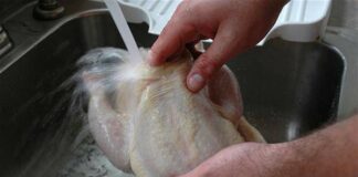 Thịt gà để ở ngăn đá đông cứng như gạch: Đừng thả vào nước làm cách này rã đông nhanh, thịt vẫn tươi ngon