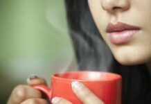 Khi bạn biết được 3 lợi ích tuyệt vời này, bạn sẽ uống ngay 1 cốc nước ấm trước khi đi ngủ