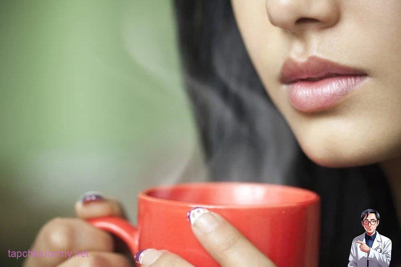 Để tránh được chuột rút trong lúc ngủ, thì bạn có thể uống một cốc nước lọc trước khi đi ngủ. (Ảnh minh họa)