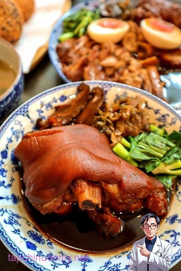 Nhiều ý kiến cho rằng collagen trong chân giò giúp làm đẹp da, chắc khỏe xương khớp.