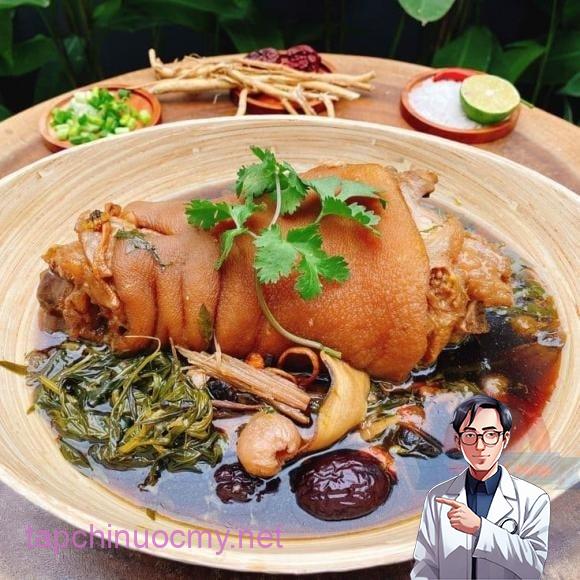 Theo khuyến cáo của Tổ chức Y tế Thế giới (WHO) và Hiệp hội Tim mạch Mỹ (AHA), các thực phẩm giàu mỡ bão hòa và cholesterol như chân giò cần được hạn chế, đặc biệt với những người mắc bệnh mạn tính, để tránh làm gia tăng nguy cơ ảnh hưởng xấu đến sức khỏe. 