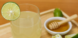 4 nhóm người nên uống nước chanh ấm vào buổi sáng