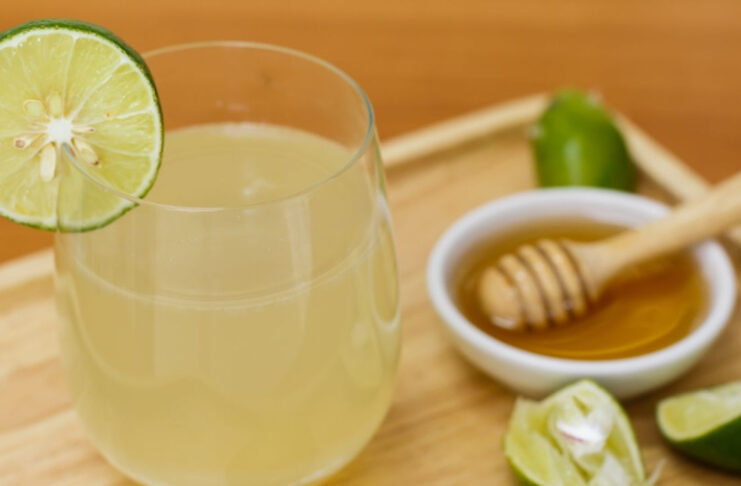 4 nhóm người nên uống nước chanh ấm vào buổi sáng