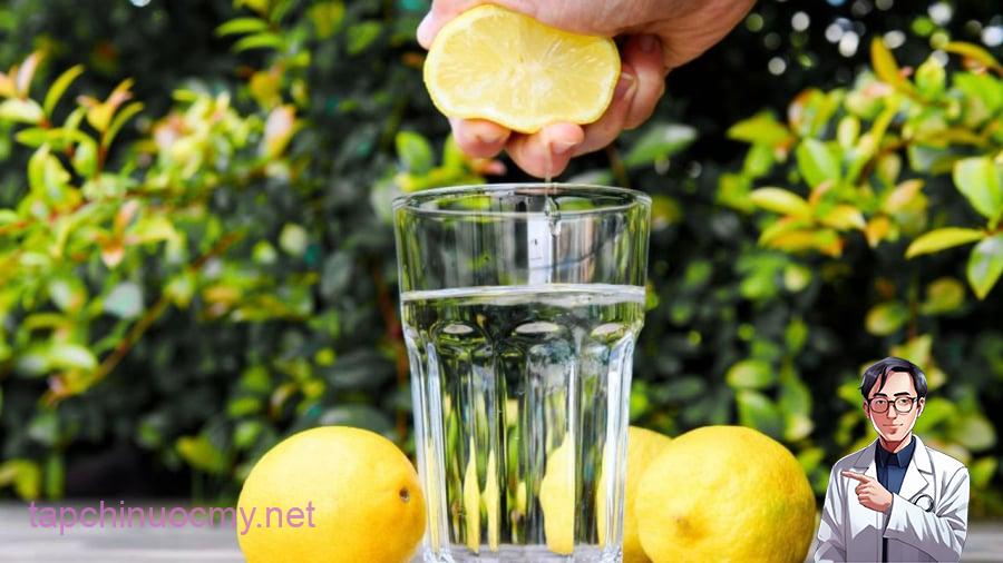 Uống nước chanh ấm vào buổi sáng sẽ bổ sung nước, đánh thức cơ thể sau một giấc ngủ dài.