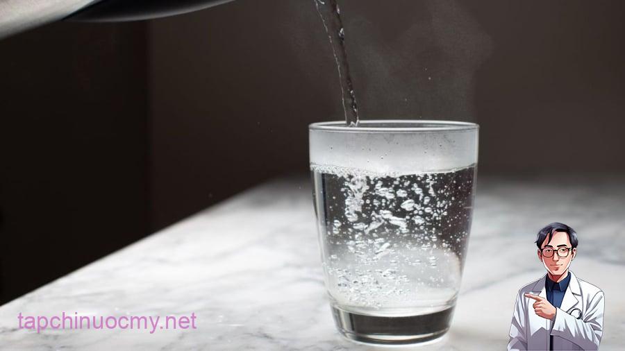 Uống nước ấm trước khi đi ngủ giúp giảm cảm giác thèm ăn đêm, thúc đẩy nhu động ruột, hạn chế tích nước trong cơ thể.