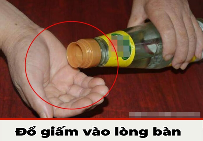 Đổ giấm vào lòng bàn tay: Mẹo hay cả nam và nữ đều cần, ai không biết tiếc hùi hụi