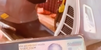 Tại sao nên để một khoản tiền đằng sau vỏ điện thoại?