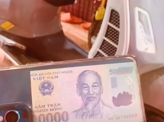 Tại sao nên để một khoản tiền đằng sau vỏ điện thoại?