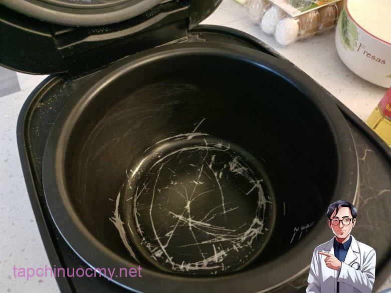 Dùng lòng nṑi cơm ᵭiện bị bong tróc lớp chṓng dính có gȃy hại khȏng? Cȃu trả lời khiḗn nhiḕu người hṓi hận - 1