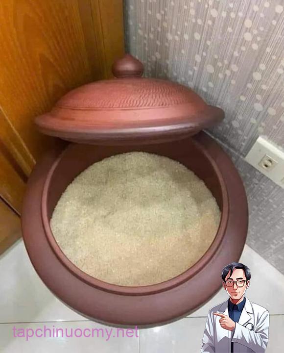 Gạo trong thùng gốm giàu 3 họ, gạo đựng thùng nhựa khó 3 đời, phong thủy thùng gạo