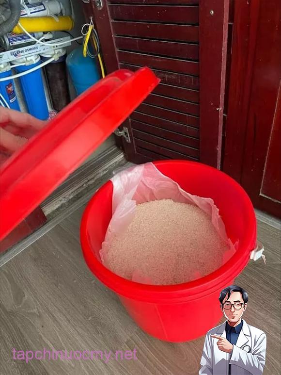 Gạo trong thùng gốm giàu 3 họ, gạo đựng thùng nhựa khó 3 đời, phong thủy thùng gạo