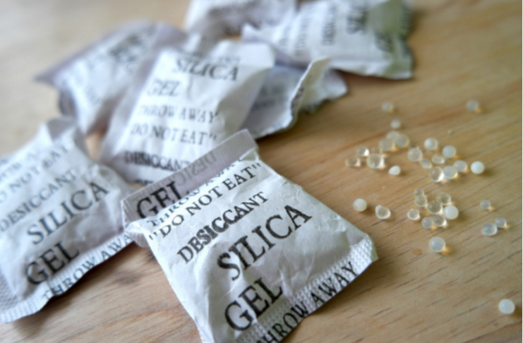 Con trai 3 tuổi ăn phải gói hút ẩm, pha xử lý thông minh trong 30 giây của bà mẹ đã cứu con thoát khỏi tử thần