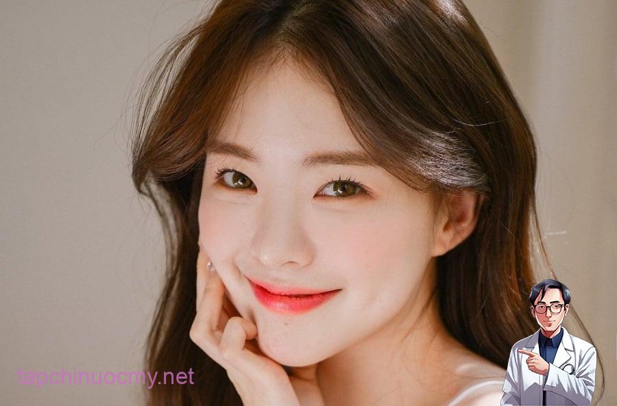 Tiếp xúc với ánh nắng trong thời gian dài khiến collagen bị phá vỡ nhanh hơn, làm da chảy xệ, xuất hiện nếp nhăn và sạm màu.