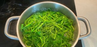 Luộc rau muống đừng chỉ cho muối và sấu, làm thêm 1 bước để rau xanh giòn, không bao giờ bị thâm đen