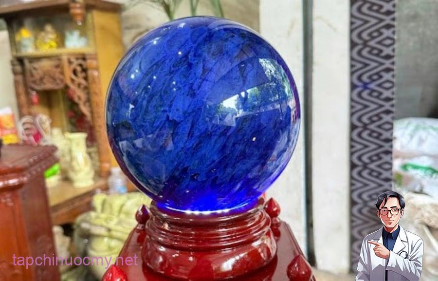 Vật phong thủy nên có trong không gian sống trong nhà là quả cầu phong thủy đá đen hoặc xanh dương. 