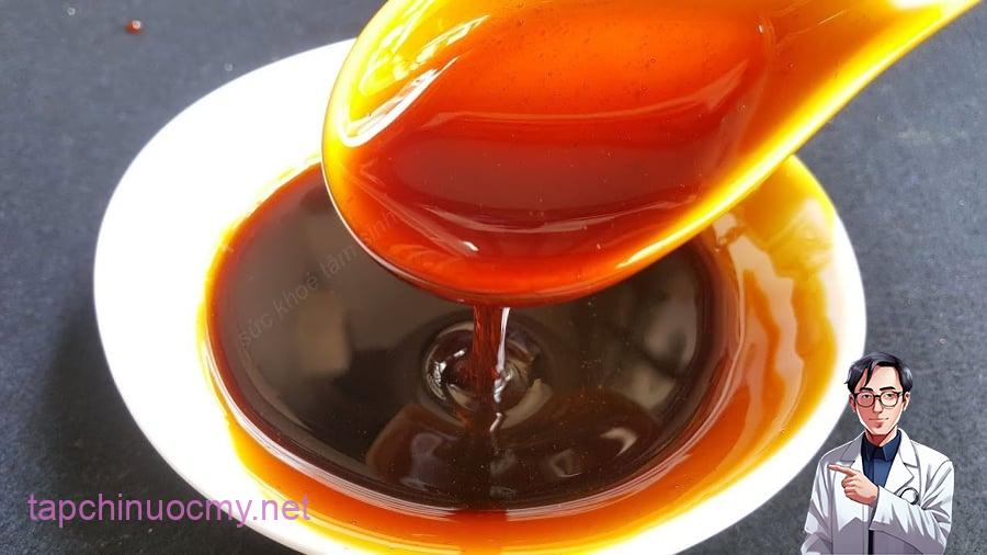 Theo kinh nghiệm dân gian, đường khi đun nóng sẽ dần ngả vàng, sau đó chuyển sang màu nâu cánh gián đẹp mắt. 