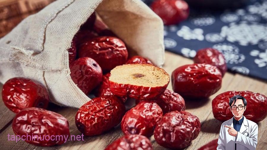 Táo đỏ chứa một lượng sắt nhất định giúp phòng ngừa thiếu máu do thiếu sắt. Ngoài ra, chất xơ trong loại quả này cũng có lợi cho hệ tiêu hóa.