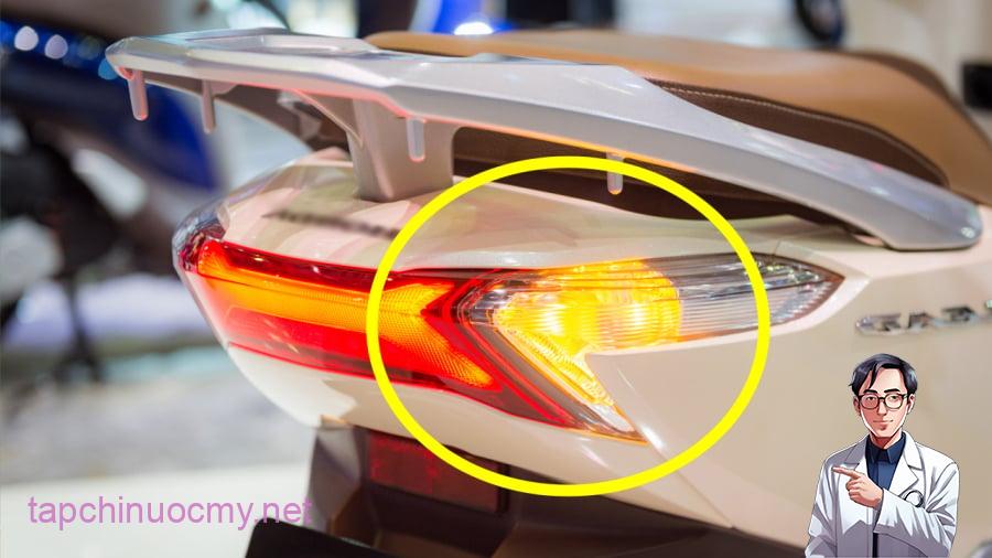 Khi chuyển hướng, các phương tiện giao thông cần phải bật đèn xi nhan.