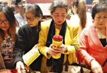 Gieo quẻ đầu năm có ý nghĩa gì mà nhà nào cũng háo hức đi lễ bấm quẻ?