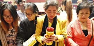 Gieo quẻ đầu năm có ý nghĩa gì mà nhà nào cũng háo hức đi lễ bấm quẻ?