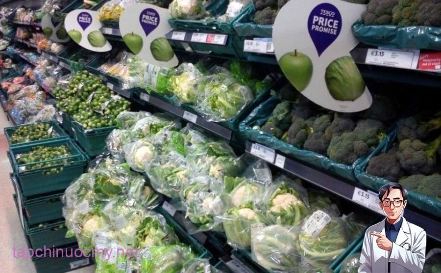 Những khay trái cây đã gọt sẵn, cắt miếng đẹp mắt và bọc kín thường khiến nhiều người lựa chọn vì sự nhanh gọn, tiện lợi.