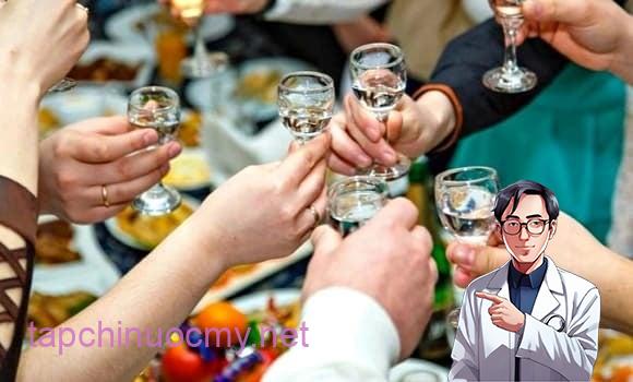 Để hạn chế rủi ro, nam giới không nên vượt quá hai đơn vị cồn mỗi ngày, nữ giới không quá một đơn vị và nên có ngày không uống rượu để gan hồi phục. 