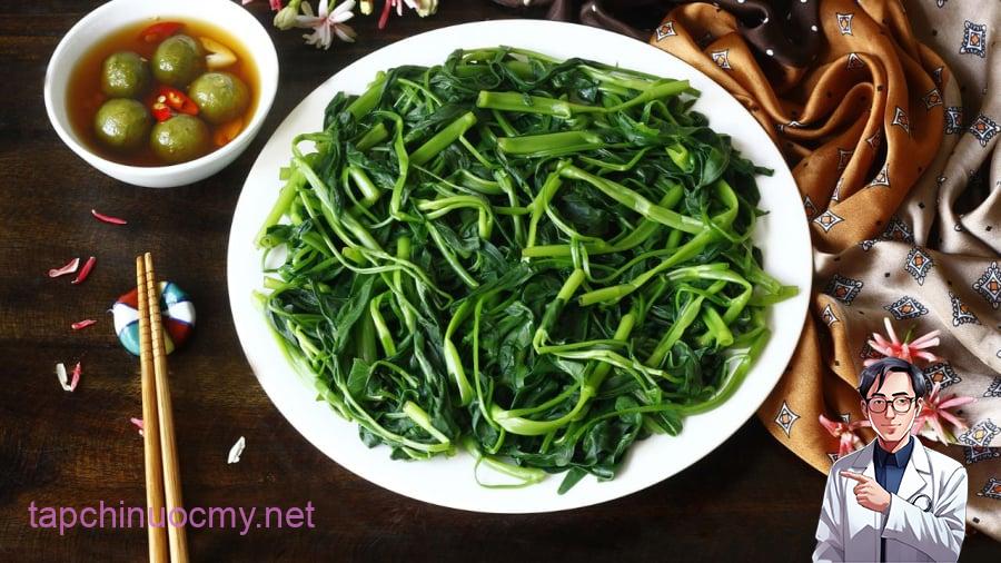 Rau xanh đã nấu chín là món ăn không nên để qua đêm vì vừa giảm giá trị dinh dưỡng, vừa dễ sinh ra các chất có hại cho sức khỏe.