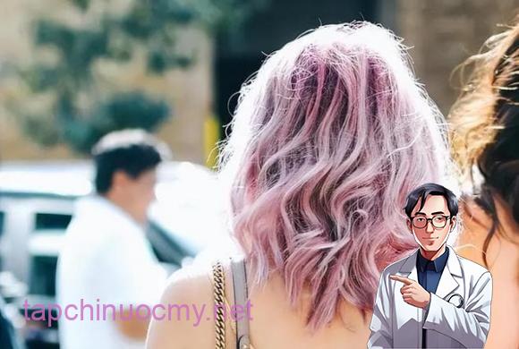 Thực tế, lựa chọn màu tóc phù hợp có thể giúp gương mặt sáng hơn, che khuyết điểm tóc bạc và làm mới hình ảnh bản thân.